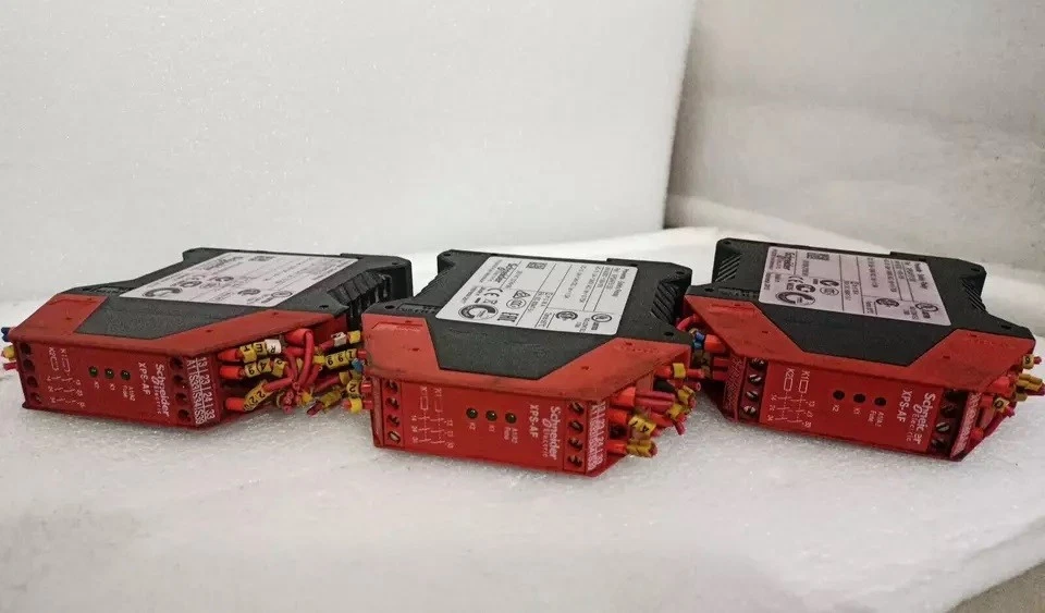 SCHNEIDER ELECTRIC XPS-AF5130 SAFETY RELAY 24V AC/DC LOT OF 3 PCS